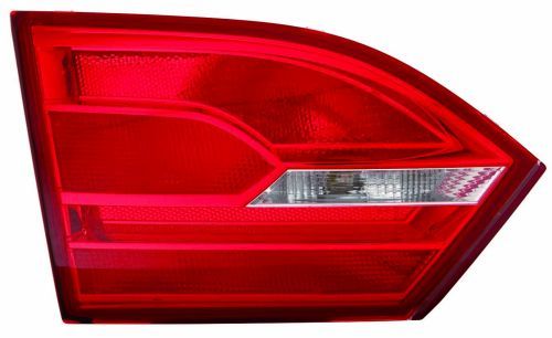 Lampe hinten L (Innenteil, glasfarbe rot) passt zu: VW JETTA IV Sedan 04.10-09.14